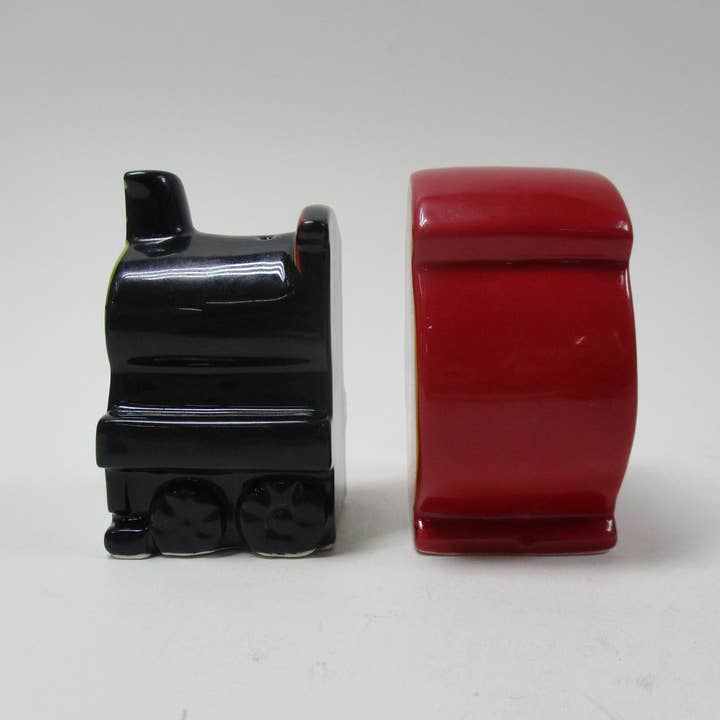 Silver Buffalo - Wholesale Salt & Pepper Shaker Set - Harry Potter Hogwarts Platform Ceramic Salt & Pepper Shaker