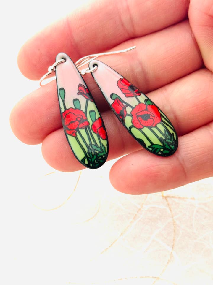 Boucles d'oreilles longues en forme de goutte avec coquelicot, émail rose et vert pour la vente par Magpie Mouse Studios