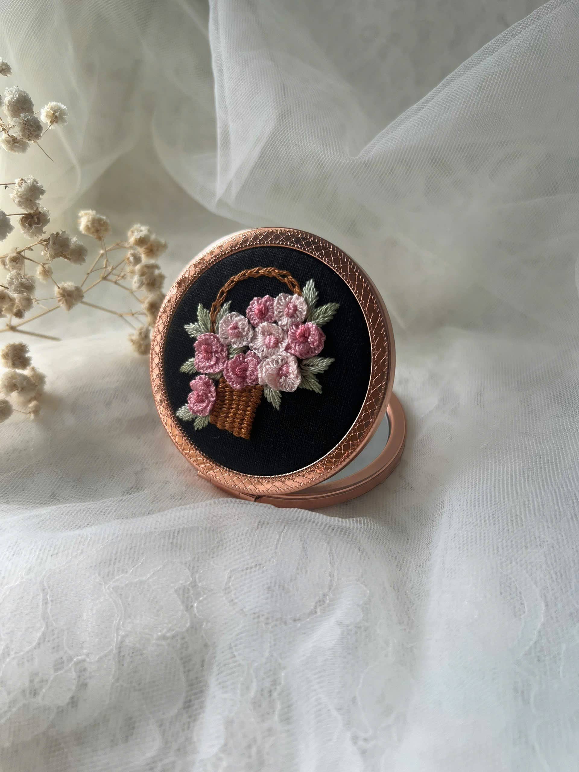 Maple Dream Store – Engroshandel Kompaktspejl – Lomme-spejl med vintage blomstermotiv, håndbroderet8