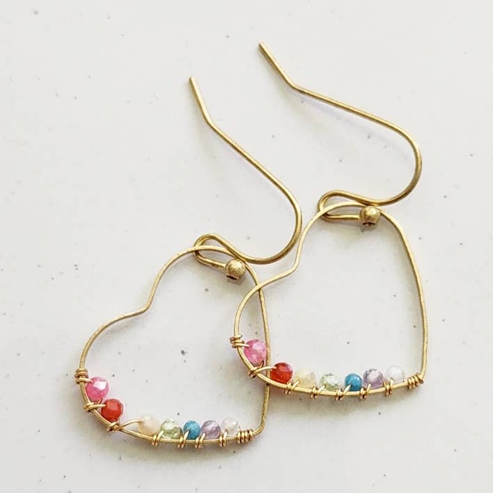Sara Sela Jewelry - Venta al por mayor Pendientes colgantes - Pendientes colgantes de corazón con piedras preciosas arcoíris envueltas en alambre0