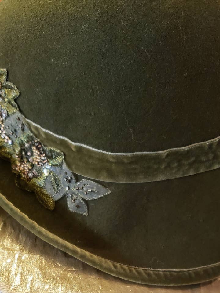 Chapeau 1927 pour la vente par Lady Barbara Pinson Artist