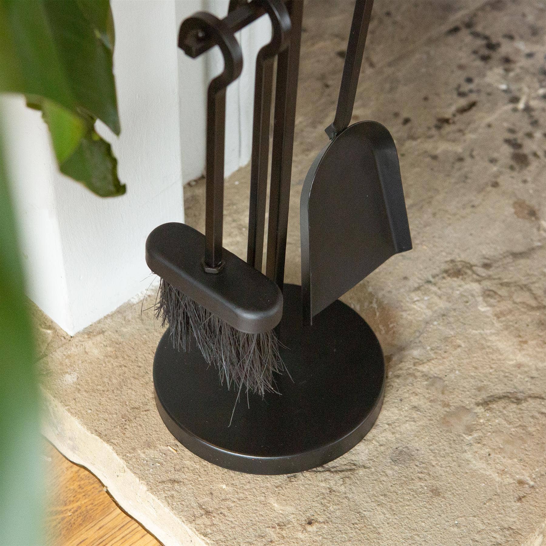 Rinkit Ltd - Vendita all'ingrosso Parascintille per caminetto - Set da camino 'Midhurst' nero 4 pezzi con supporto - Hammer & Tongs2