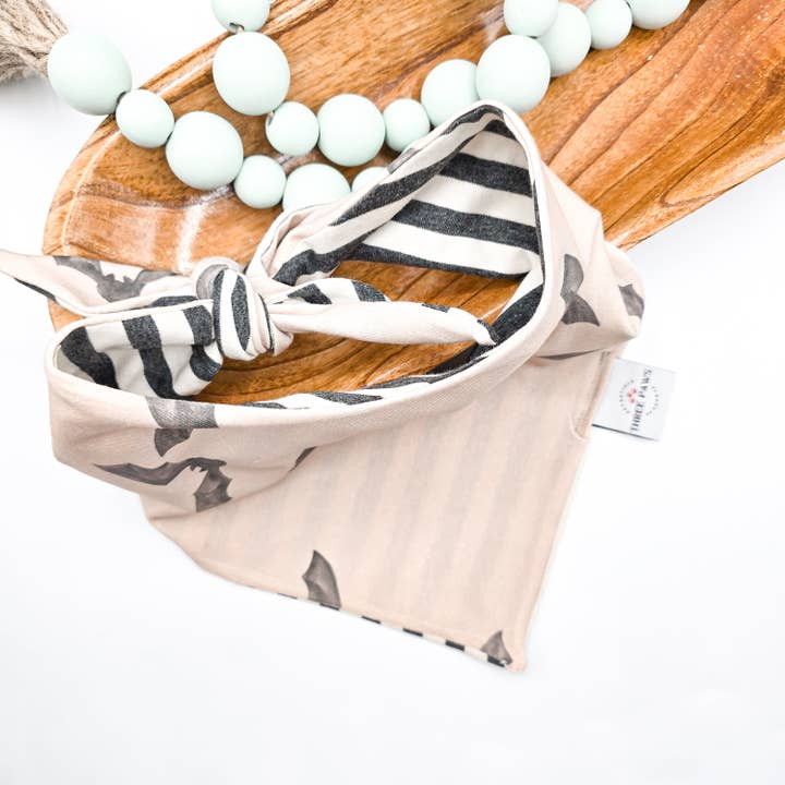Bandana mignon et effrayant pour chien pour la vente par Three Paws