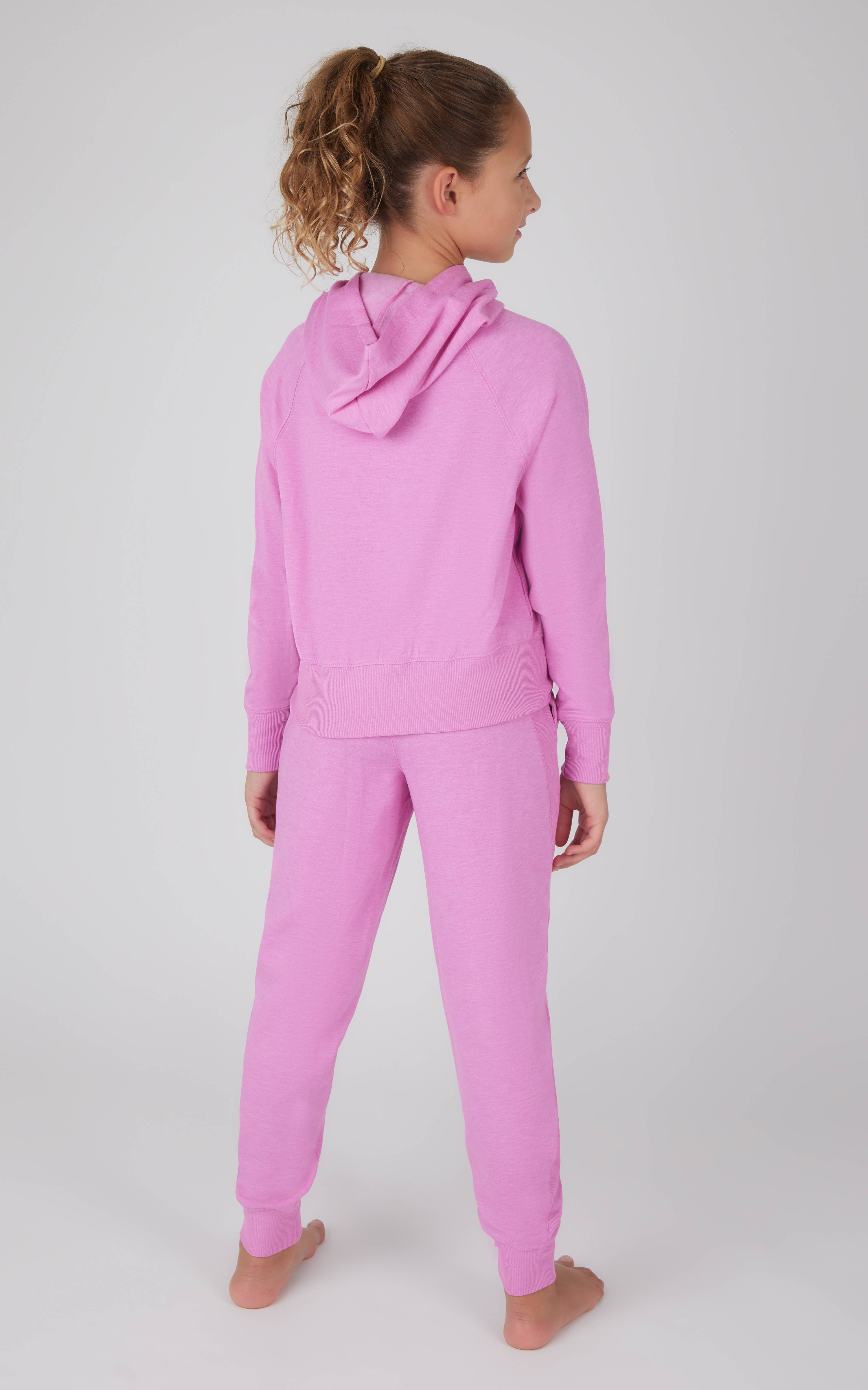 90 Degree by Reflex & Yogalicious - Wholesale Loungeset - Kinderen - Meisjes Tiener Borduurwerk Hoodie en Joggingpak Set2