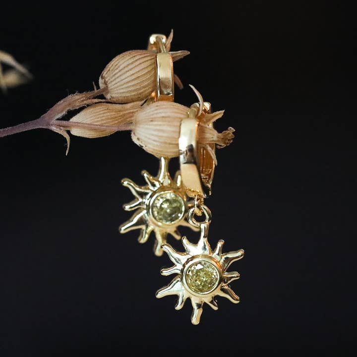 Boucles d'oreilles Huggie Soleil Ardent : Bijoux Célestes d'Été pour la vente par The Gilded Witch