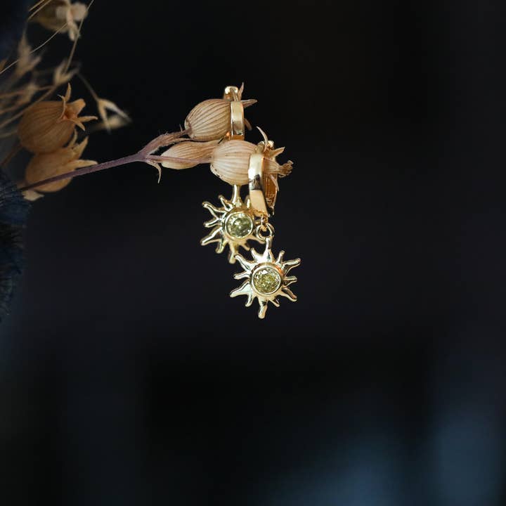 Blazing Sun Huggie Earrings: Summer Celestial Jewelry för wholesale av The Gilded Witch