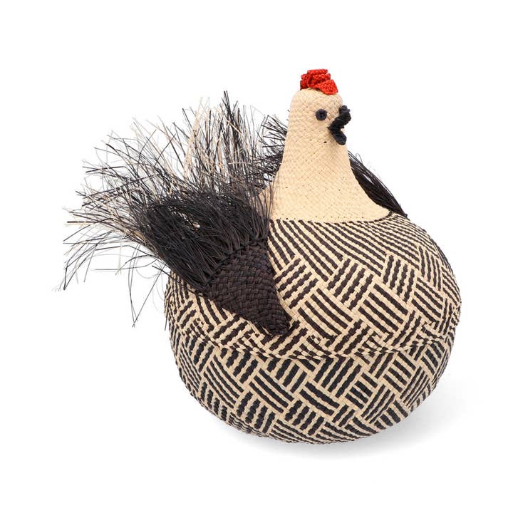 Bols 'Luxe' en forme de poule avec couvercles tissés à la main en palmier Iraca, sourcés de manière éthique et durable. pour la vente par Casa Bonita