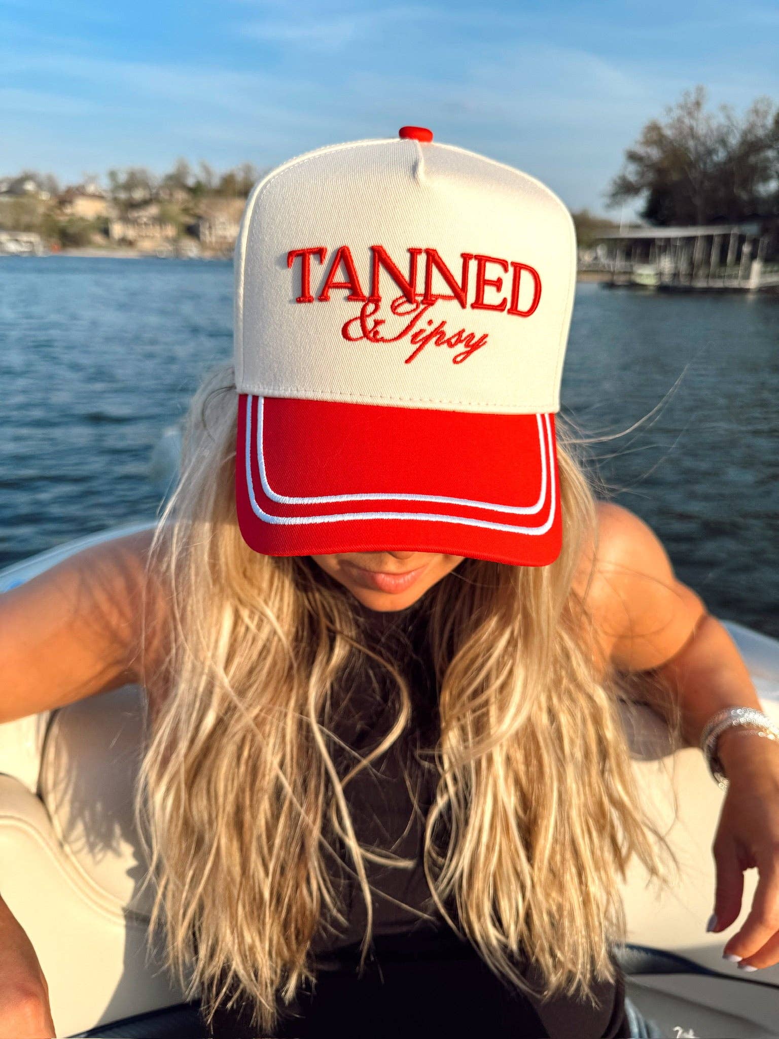 KENZKUSTOMZ - Vente Casquette de camionneur – femme - Tanned & Tipsy - Casquette Trucker Vintage Rouge2