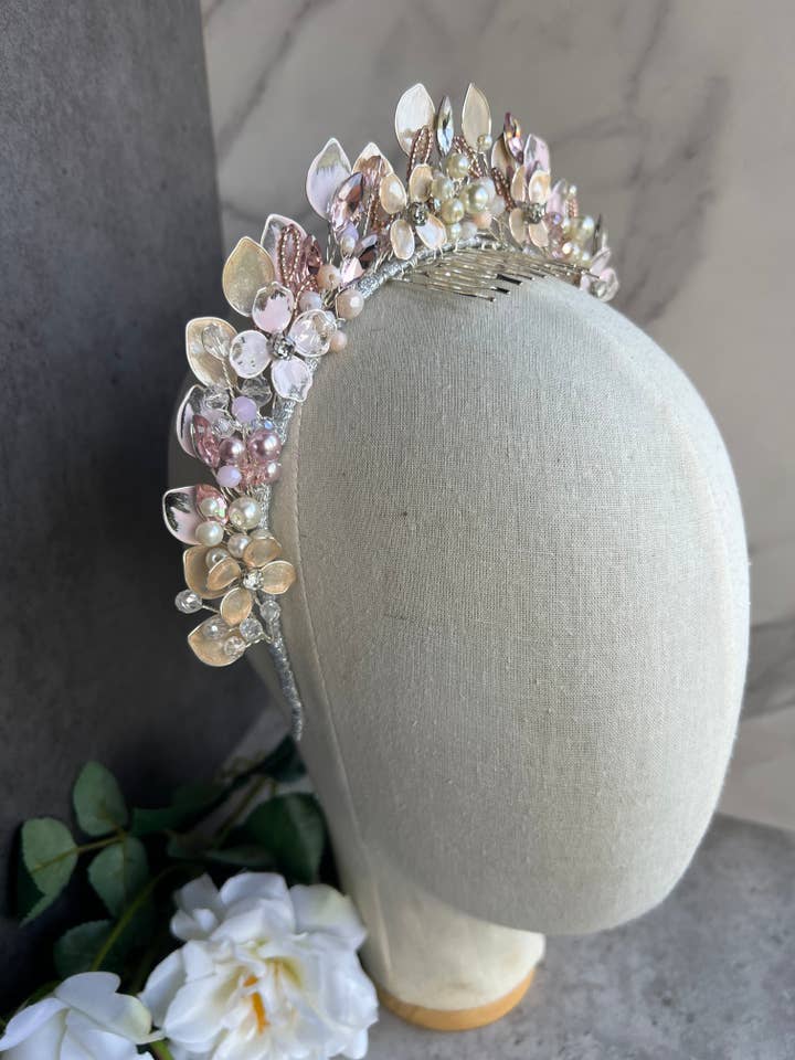 Couronne complète en perles roses et champagne – Communion & Invité de mariage pour la vente par Preciuspearls