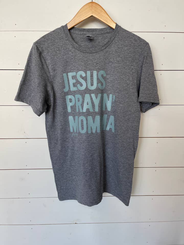 T-shirt Jesus Prayin' Momma, T-shirt Christian Graphic pour la vente par JoyPop Print Shop