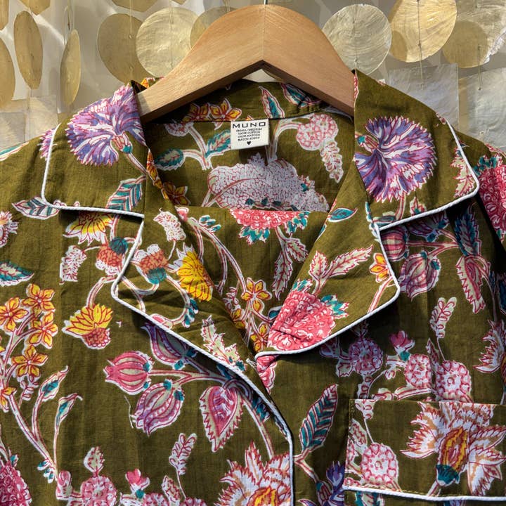 Ensemble de pyjama en coton indien à fleurs kaki pour la vente par Muno
