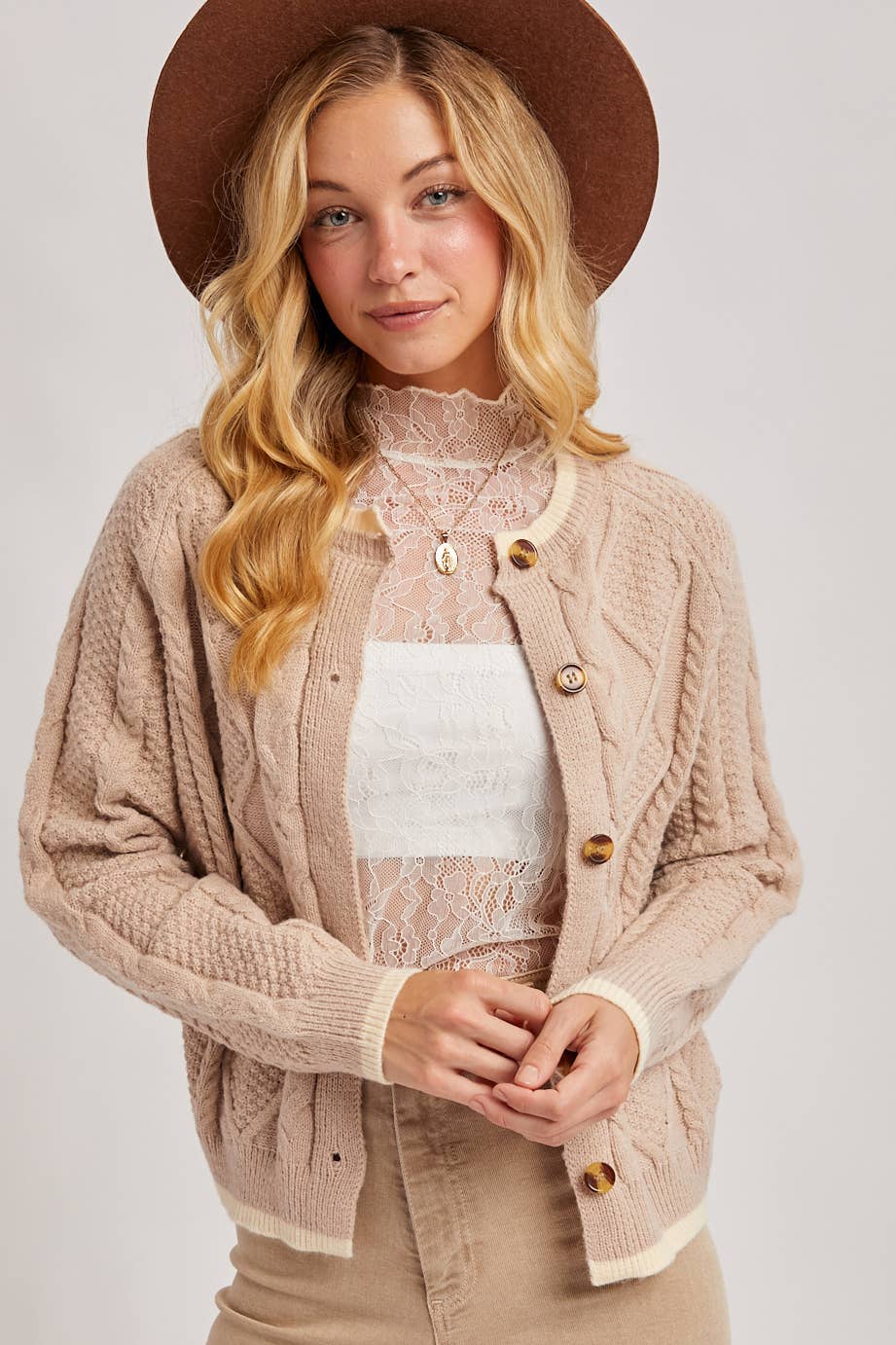 Bluivy - Vendita all'ingrosso Cardigan - Donna - CARDIGAN IN MAGLIA A TRECCE BUTTON DOWN3