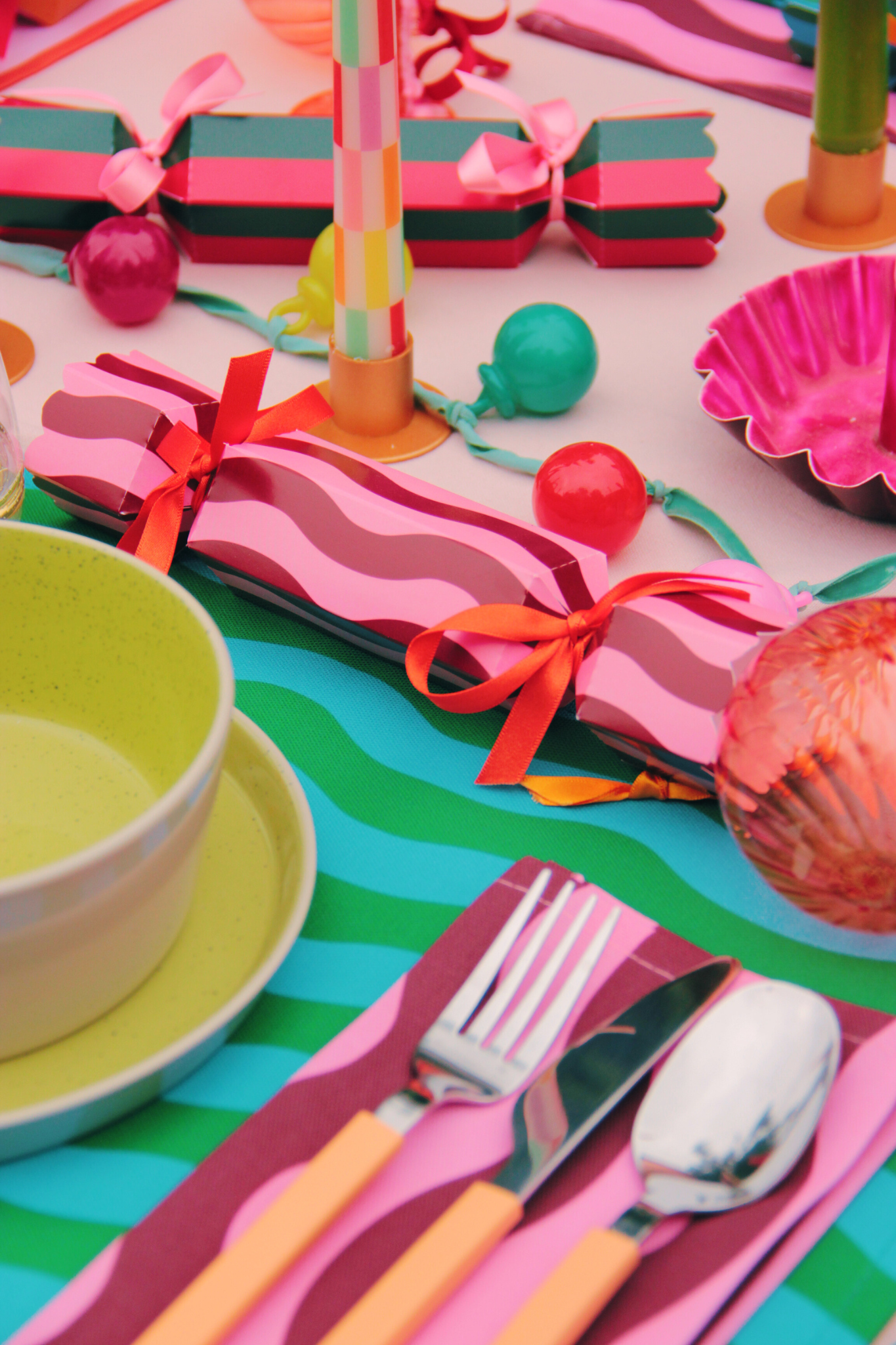 Maddison Ball Creative – Decoração de Natal por atacado – Estaladiços de Natal com Padrão de Riscas Laranja e Rosa Blush5