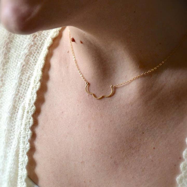Foamy Wader – Großhandel Kette mit Anhänger/Charm – Jakobsmuschel-Halskette - Muschel-Kurven-Halskette mit Wellenschliff