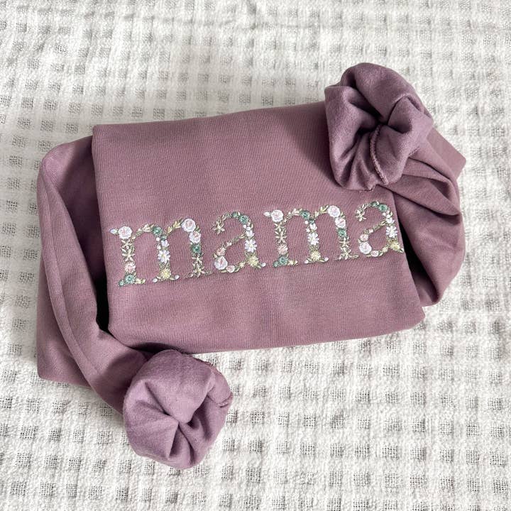 Pull ras du cou Floral Mama pour la vente par Belle Haven Co. LLC