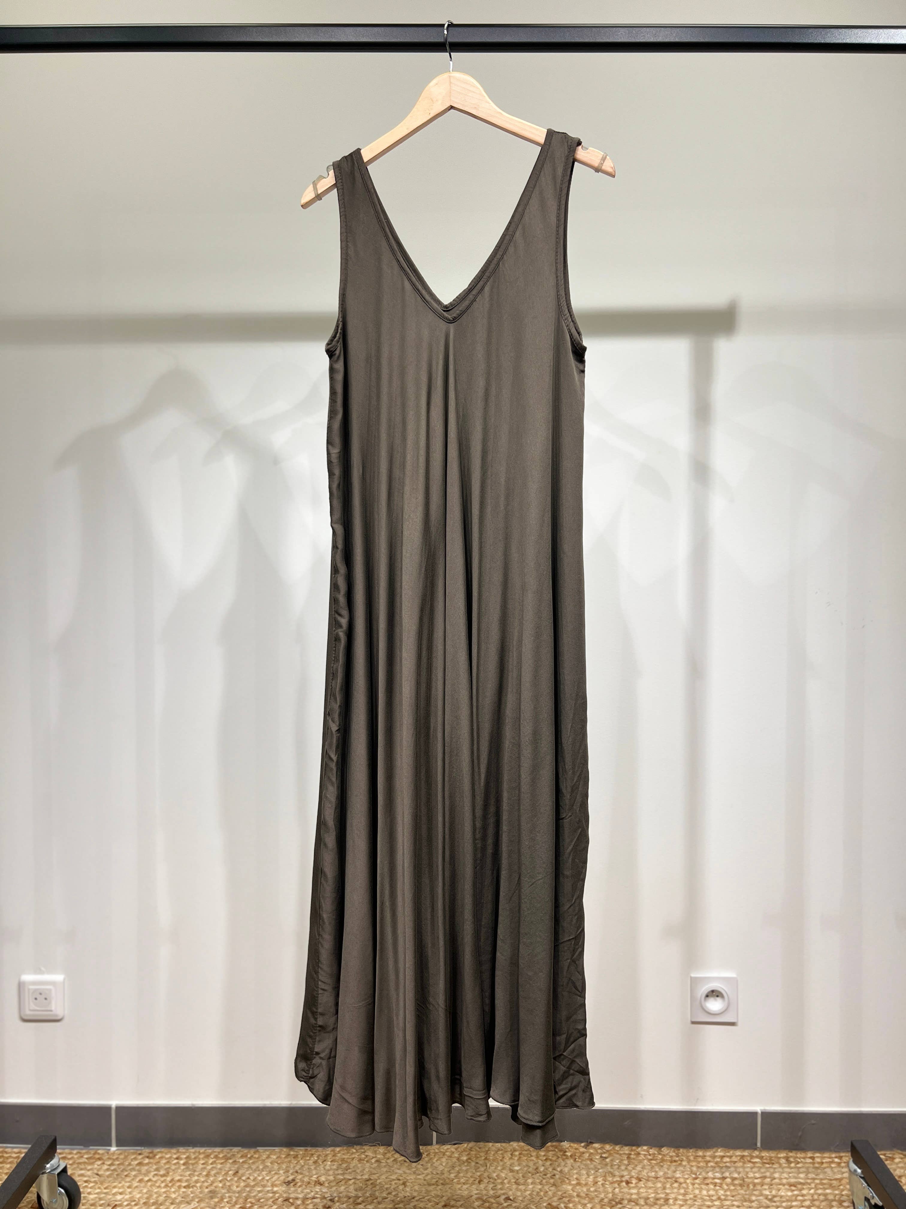 L'Emotion – Großhandel Kleid – Damen – Maxikleid mit V-Ausschnitt und breiten Trägern2