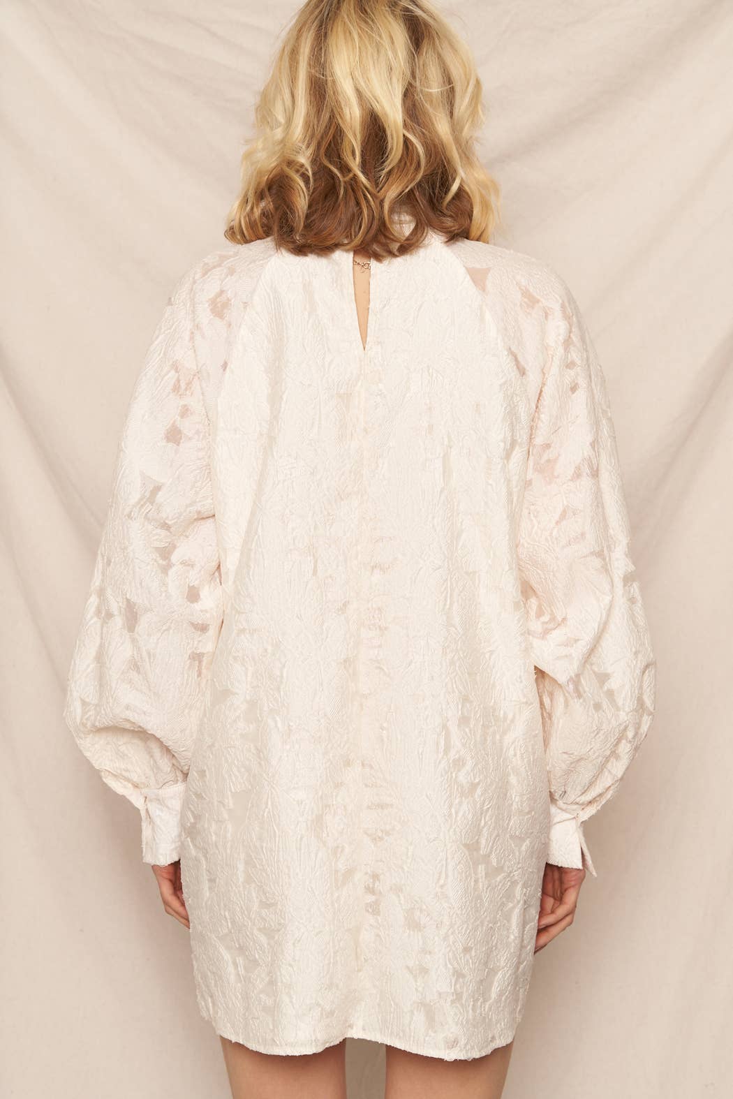 Ivoire Mini-robe en jacquard fleuri à col montant en vente sur Faire5