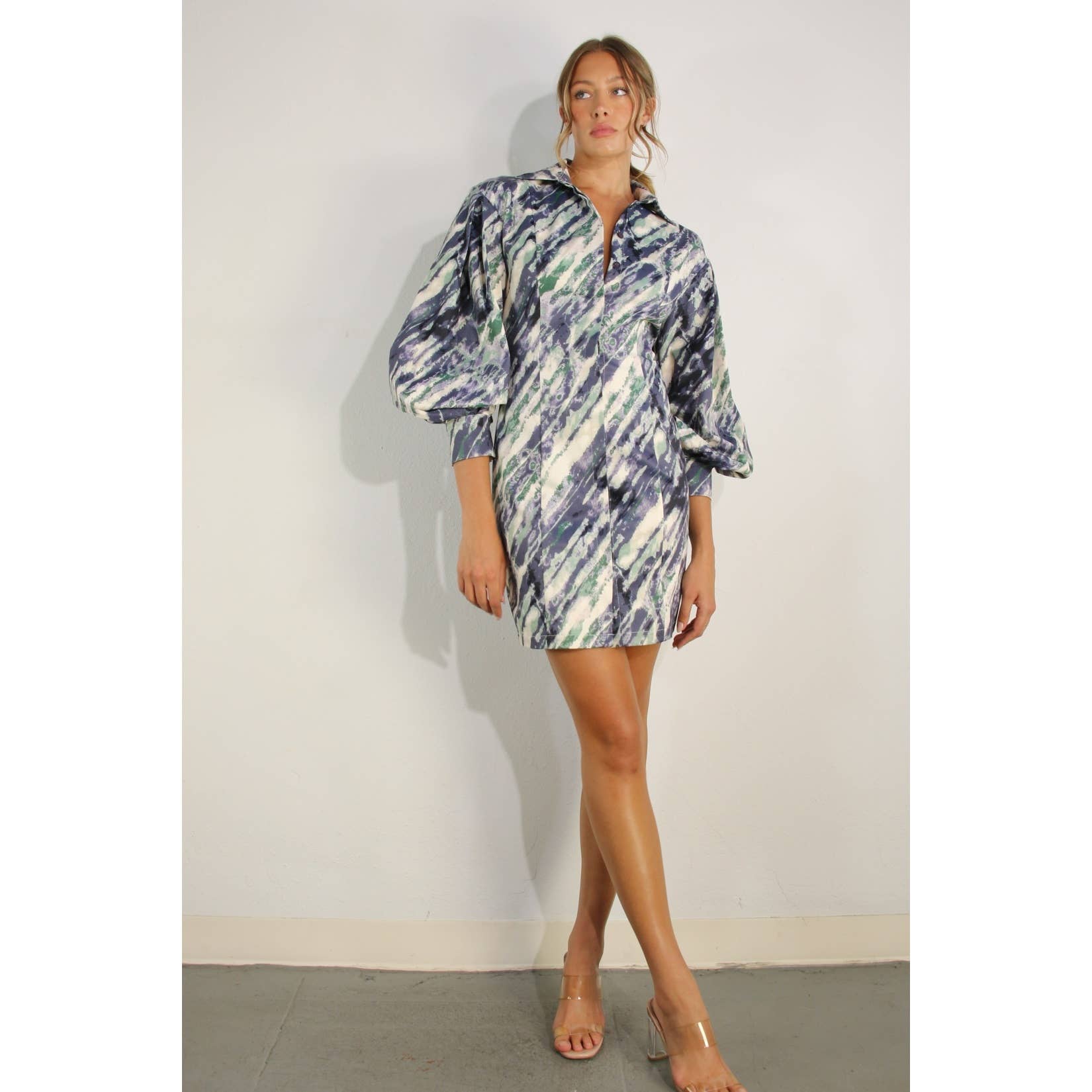 MARINEBLAU MULTI SCHWERES BAUMWOLL-MINIKLEID MIT BALLONÄRMELN für den Großhandel auf Faire9