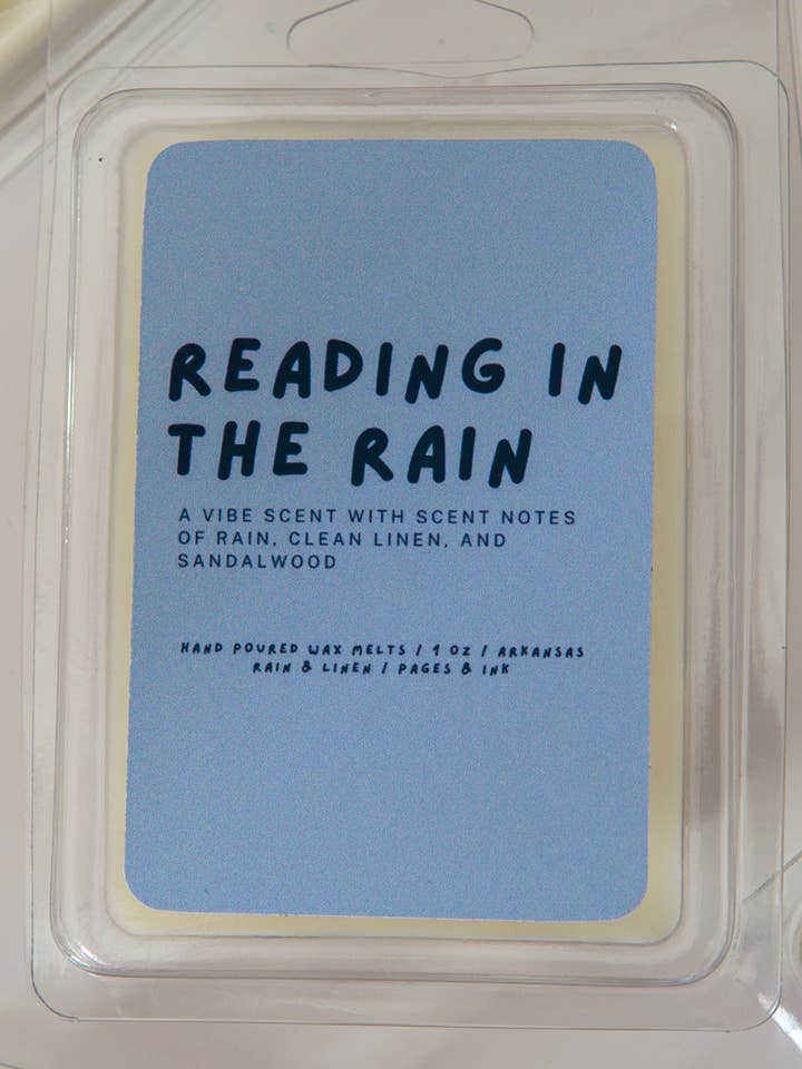 Lecture sous la pluie : Fondants de cire de coton et d'eau de pluie pour la vente par Pages and Ink