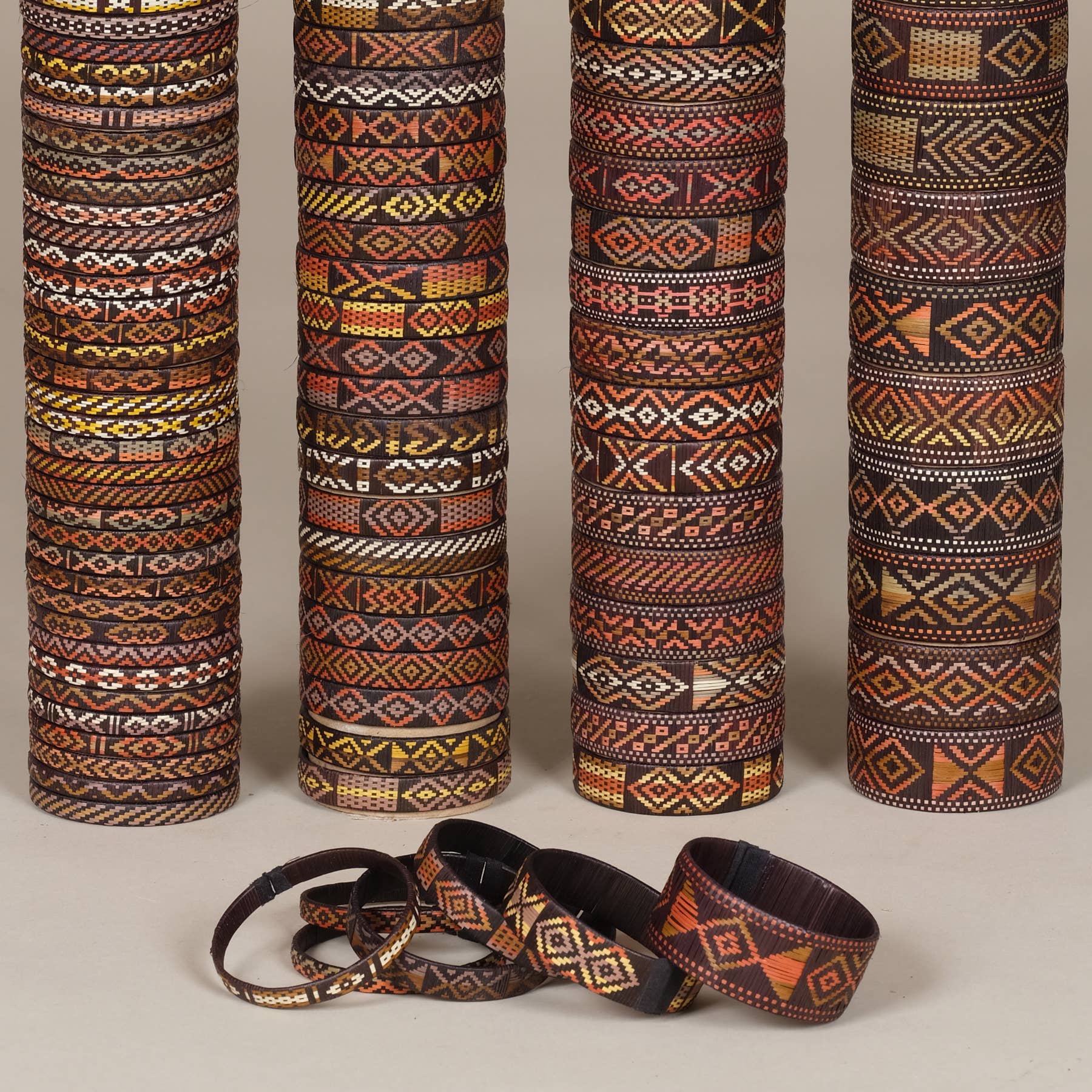 AS'ART a sense of crafts – wholesale Vävt/flätat armband – Armband i Caña Flecha, höstfärger, Colombia4