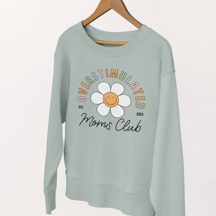 Overstimuleret Moms Club Grafisk Tee for engroshandel hos amarieacreates
