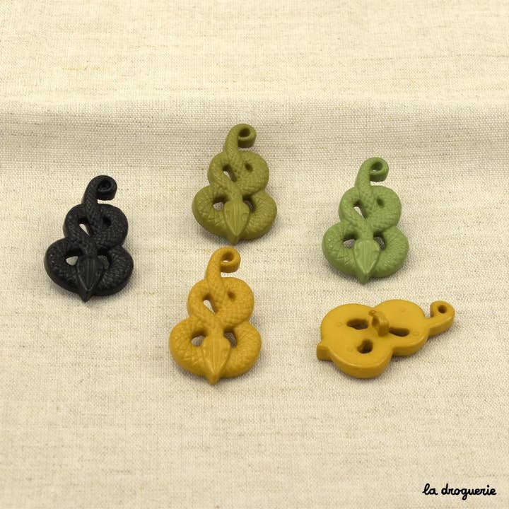 "Arizona rattlesnake" button 38 mm for wholesale by LA DROGUERIE