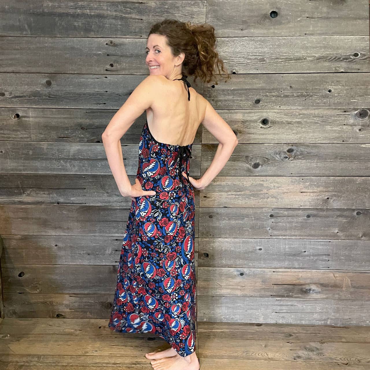 Zwart Grateful Dead Rozenprint Halter Maxi Jurk Boho Hippie voor groothandel op Faire1