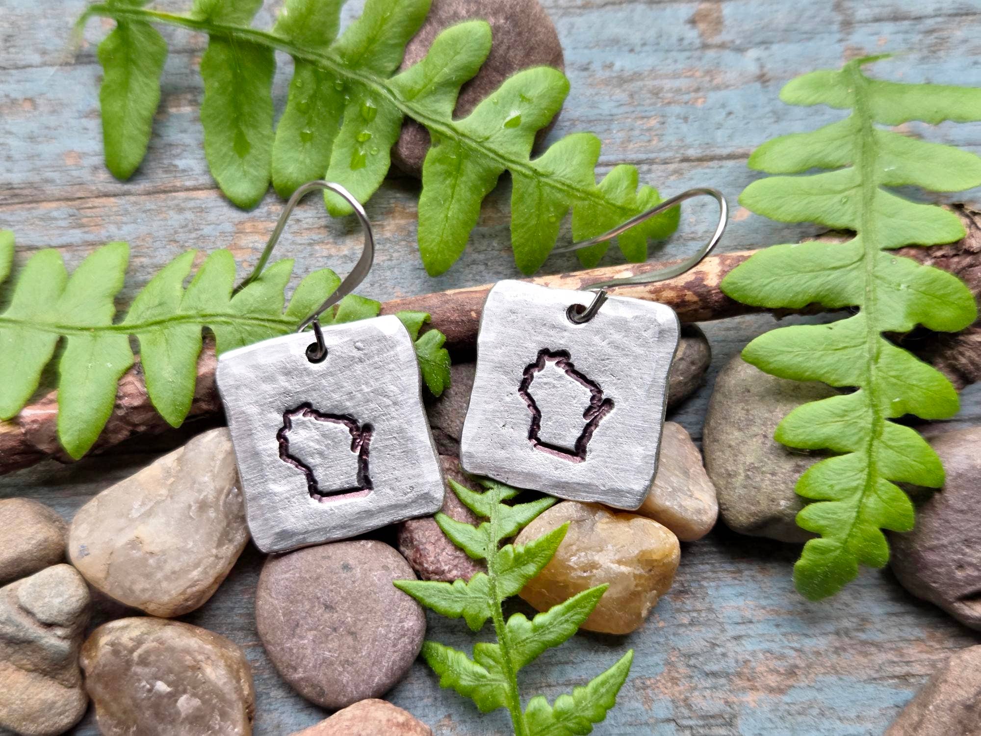 Kathryn's Collection - Vente Boucles d'oreilles pendantes - Boucles d'oreilles État du Wisconsin, étain estampé à la main6