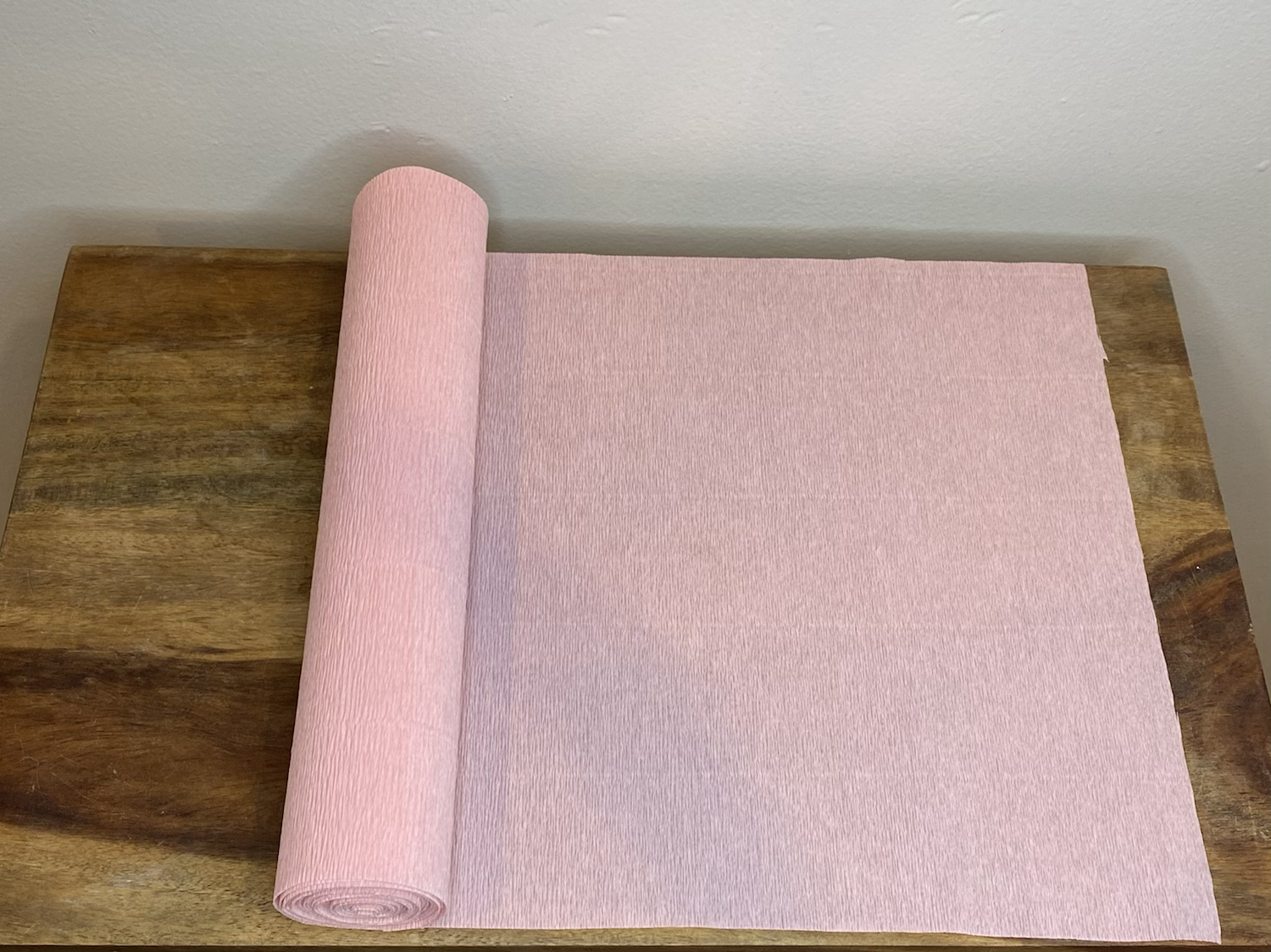 Petals and Pearls Design – Großhandel Bastelzubehör – Pastellrosa schweres Floristenkrepppapier1