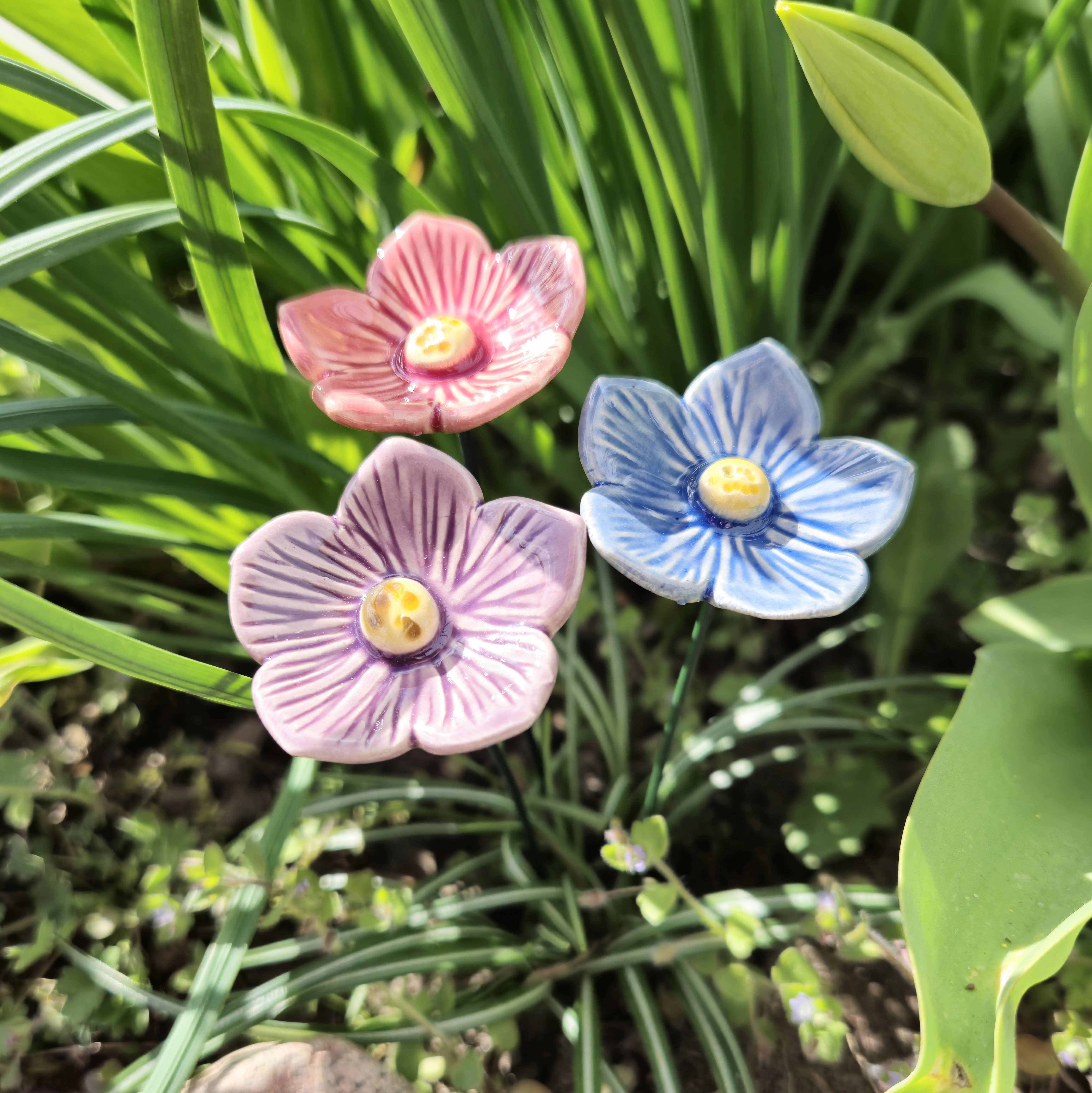 Pannonhem AB. – wholesale Garden/lawn stake – Ceramic Petunia,Plant stake, Petunia on stem
6