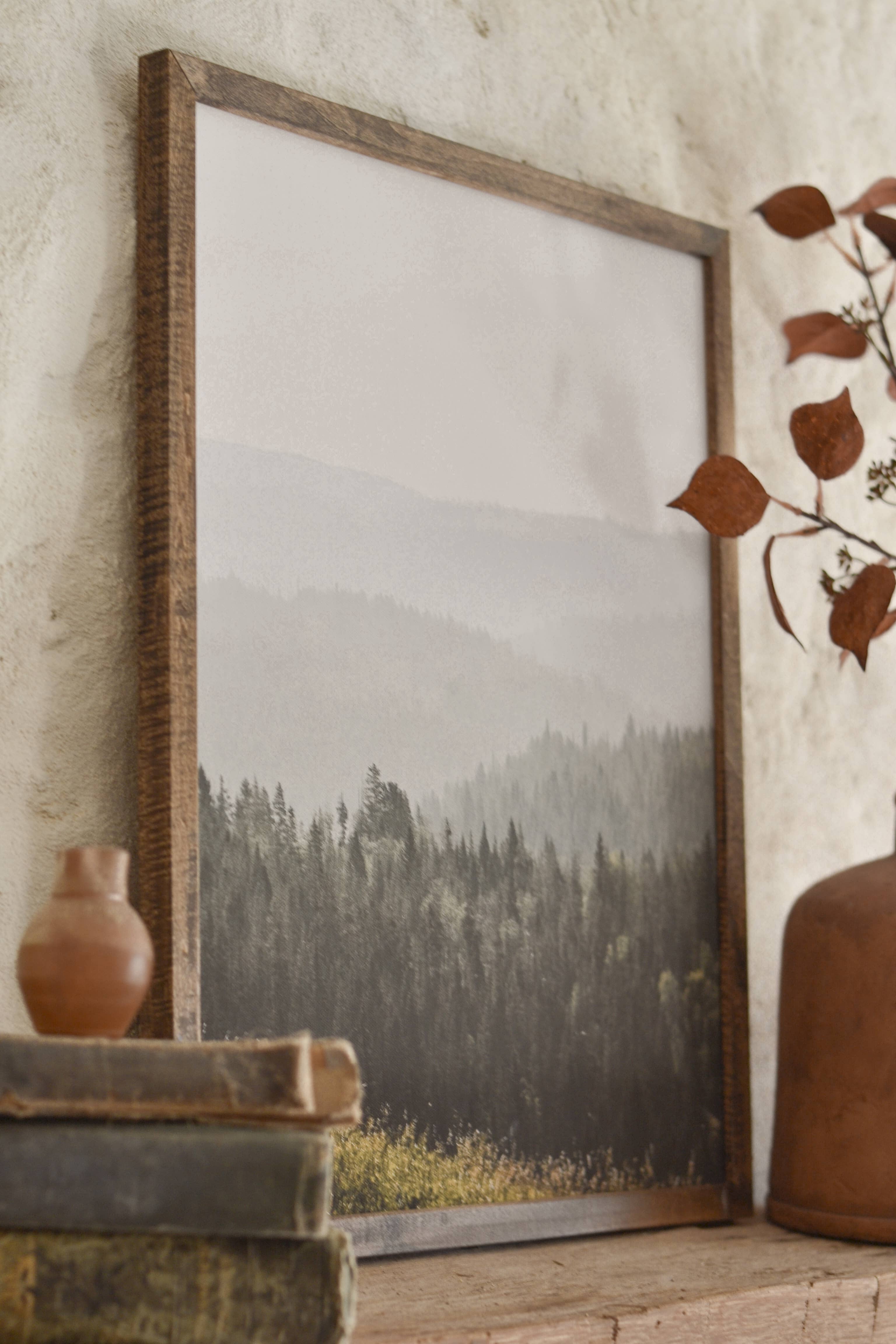 White Gables Home By Aimee Weaver Designs - Vente Affiche d'art - Art encadré de la forêt de l'Oregon | Fabriqué aux États-Unis1