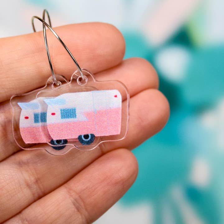 Paper Pattern Silk – Großhandel Ohrhänger – Rosafarbene Retro-Campers-Ohrringe, Wohnwagen1