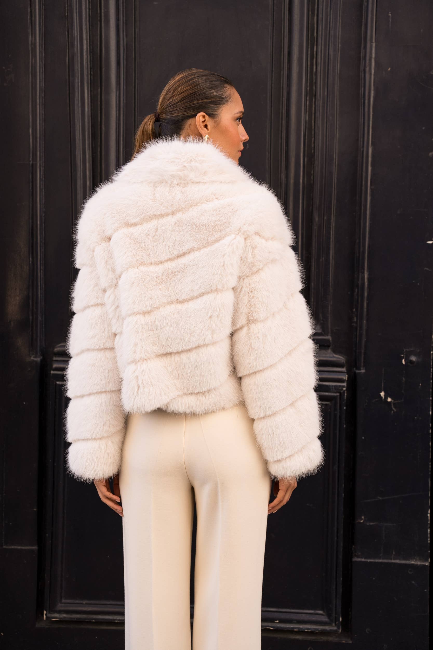Attentif Paris - Wholesale Fur/Faux Fur Coat - Women's - Short faux fur coat with long hair and oblique stripes6