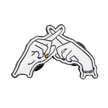 Hårde emaljenåle - Krydsede fingre (Grænser) for engroshandel hos The Vibe Check Deck