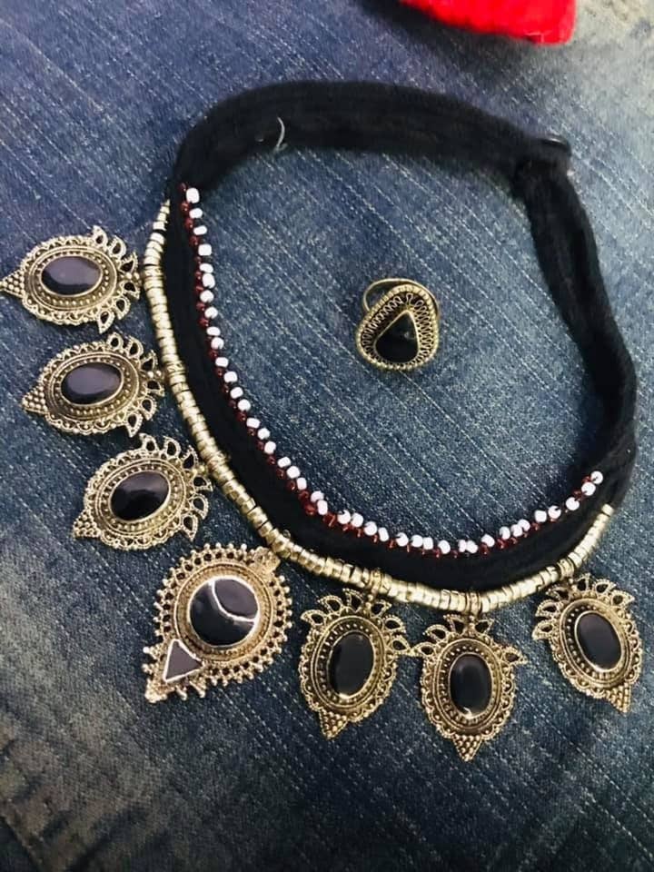 Parure de bijoux en pierre, collier tribal avec bague, ensemble de bijoux pour la vente par vintarust