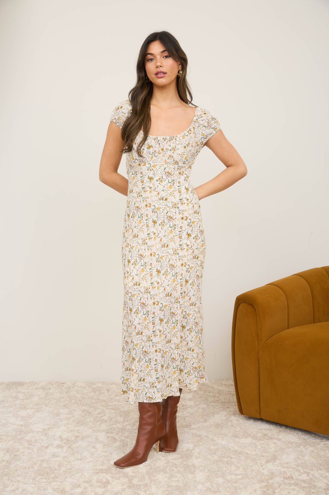 The Workshop Studio - Wholesale Dress - Women's - FLORAL SCOOP NECK RUCHED SHORT SLEEVE MIDI DRESS5