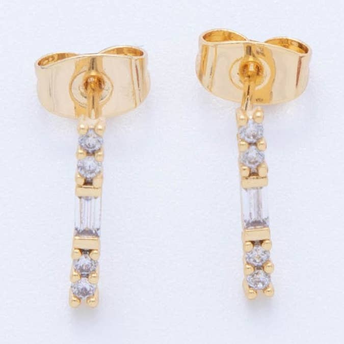 Boucles d'oreilles clous pendantes légères accentuées au centre avec pavé micro CZ en or rempli 18K | AI398 pour la vente par Aim Eternal