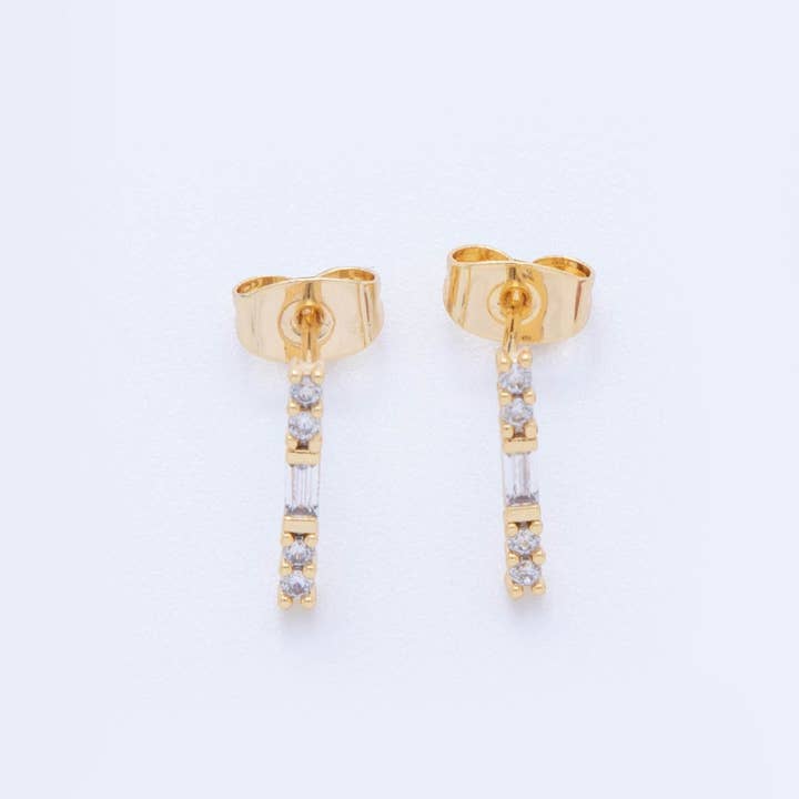 Örhängen i 18K guld fyllda med mikroinfattade CZ och ljus droppformad mittaccent | AI398 för wholesale av Aim Eternal