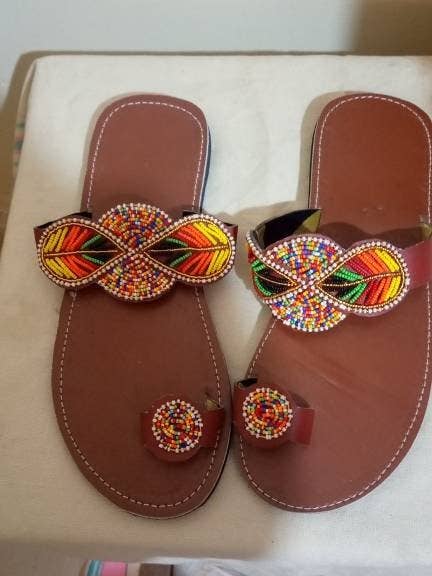 Sandales en cuir Maasai faites à la main avec perles multicolores pour la vente par Delight merchants