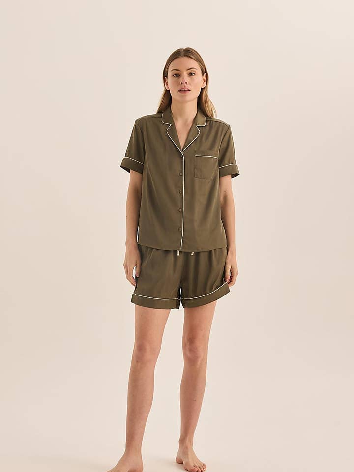 Set pigiama corto in raso Sonia Olive per la vendita all'ingrosso da parte di Gingerlilly