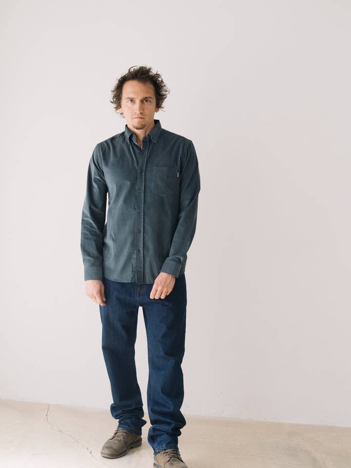 Camicia unisex in velluto a coste fine organico azzurro chiaro per la vendita all'ingrosso da parte di Tiralahilacha