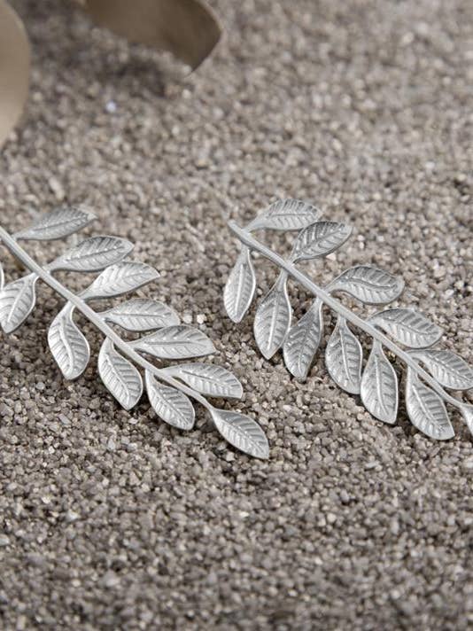 Orecchini foglia lunghi placcati argento per la vendita all'ingrosso da parte di Lavani Jewels