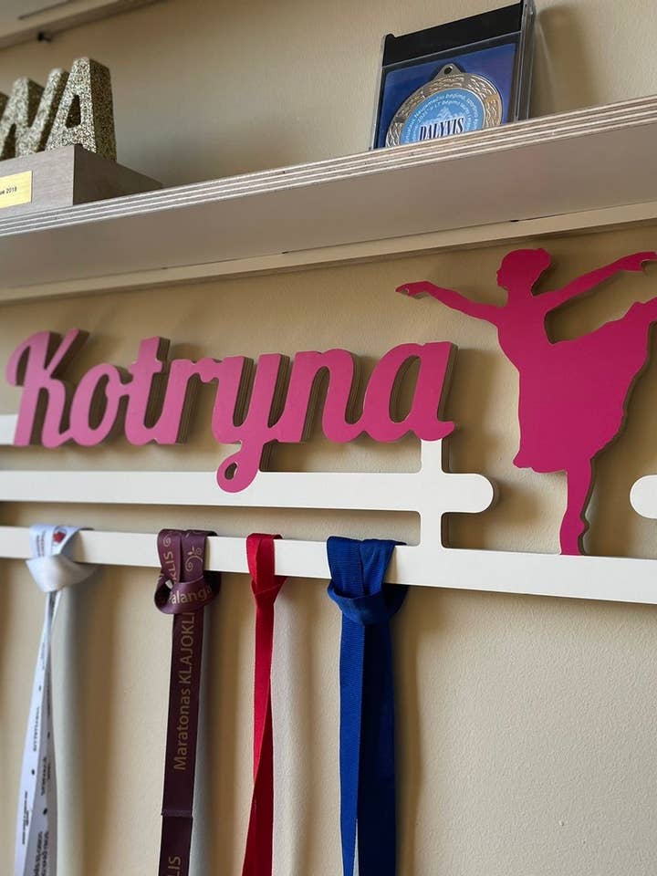 Expositor de medalhas com nome personalizado, figura desportiva por atacado de Woodinout