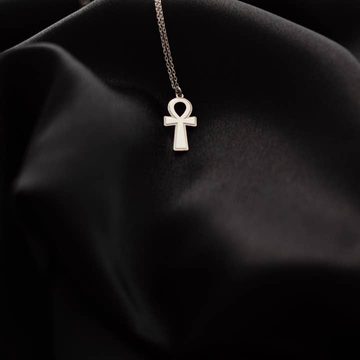 Collier avec pendentif Ankh - Symbole de vie et de renaissance pour la vente par Br Minimal Jewelry