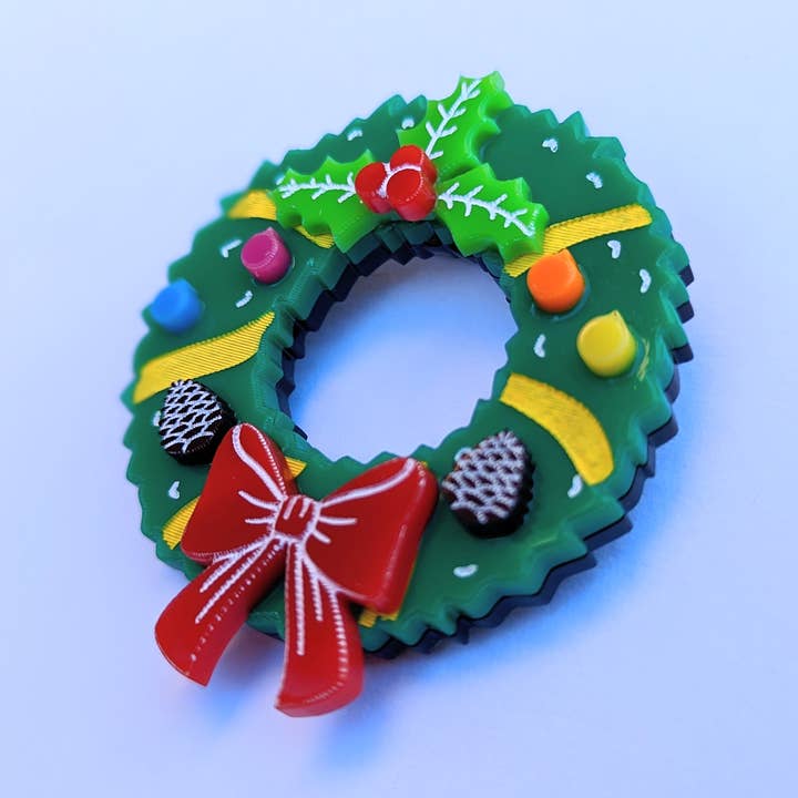 Spilla e collana con corona natalizia in acrilico per la vendita all'ingrosso da parte di Chikai Shop