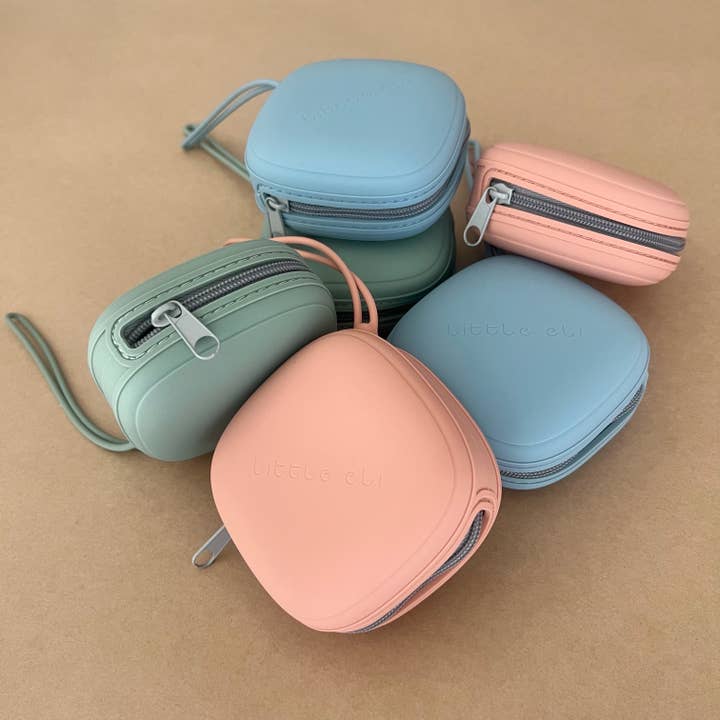 Tétine carrée/étui pour tétine pour la vente par Little Eli