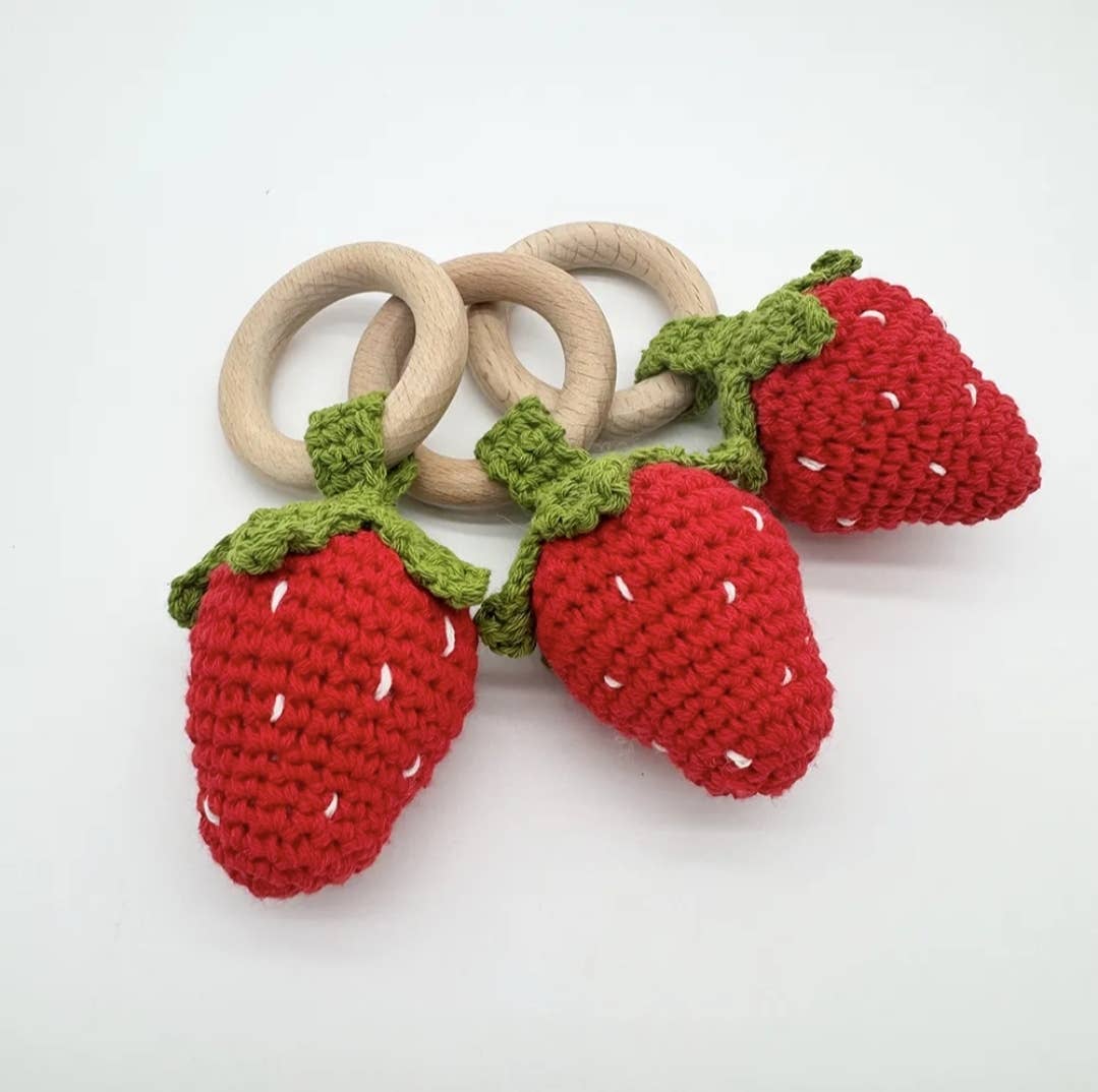 Rammelaartje - Venta al por mayor Sonajero - Bebés - Sonajero de Ganchillo Hecho a Mano con Anillo de Madera de Haya – Fresa1