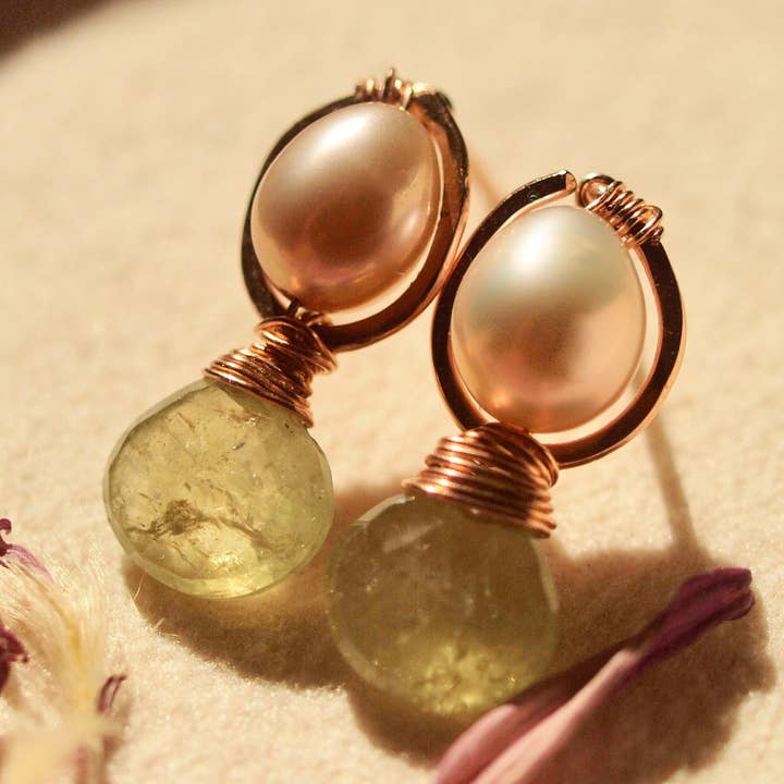 Boucles d'oreilles en préhnite et perles, boucles d'oreilles à tige enroulées, rose pour la vente par Siebijoux
