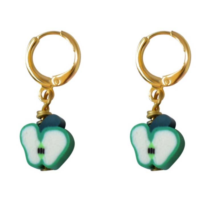 Orecchini Huggie Green Apple Fruit | di Ifemi Jewels per la vendita all'ingrosso da parte di Ifemi Jewels