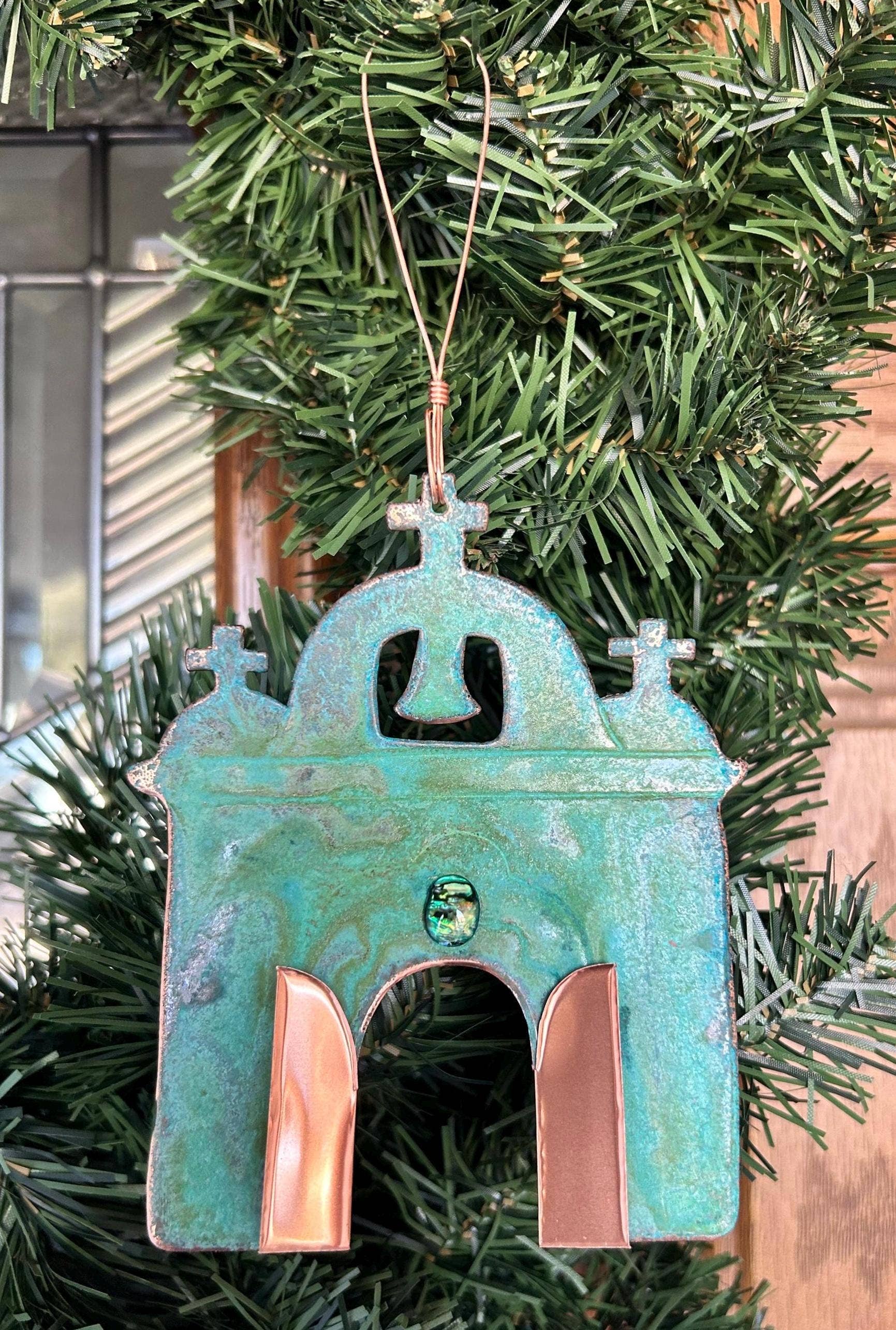 Dos Damas Designs - Vente Objets de décoration - Ornement de Noël en cuivre de l'église Mission6